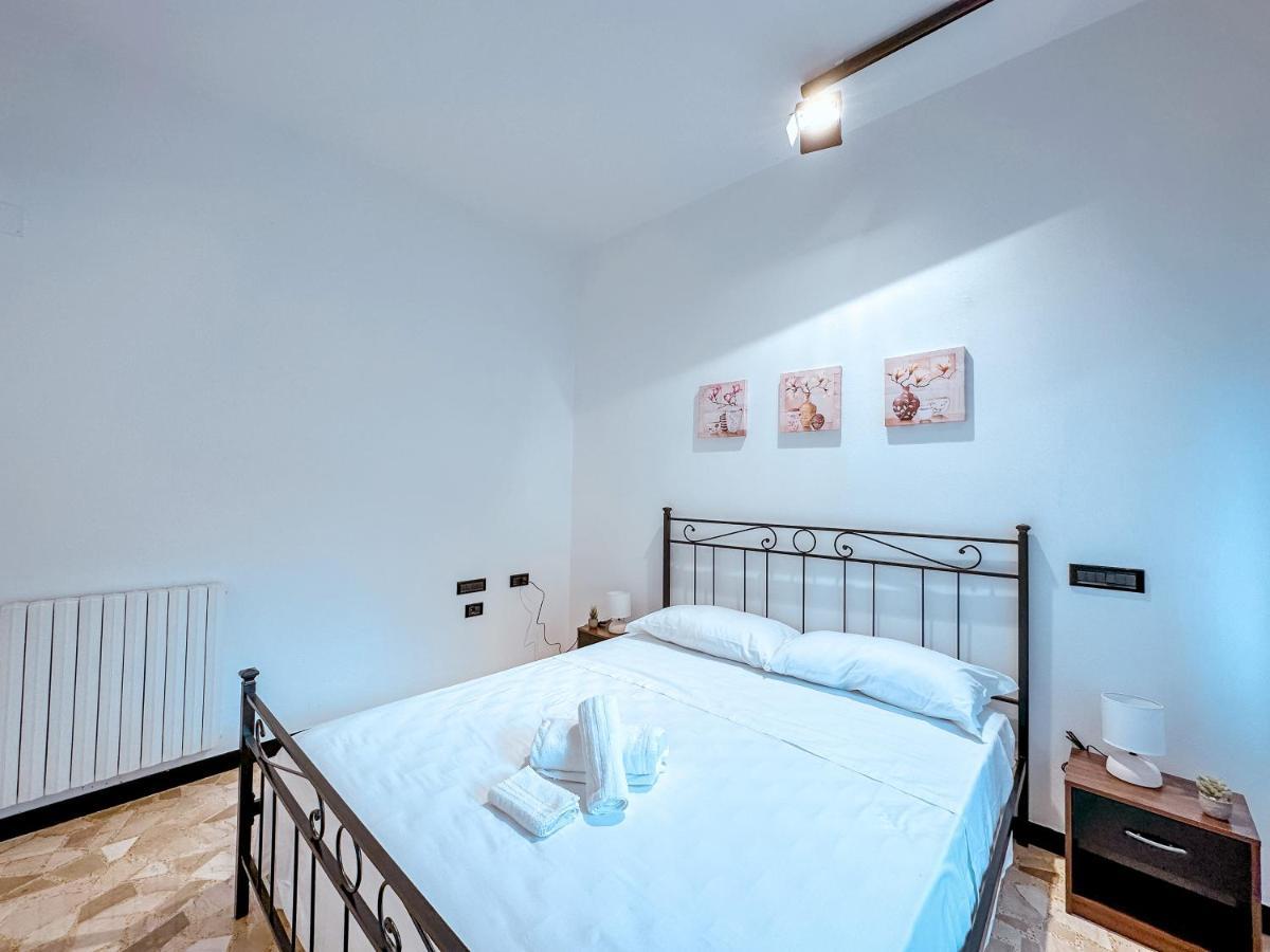 Private Parking A Due Passi Dalla Stazione Apartment