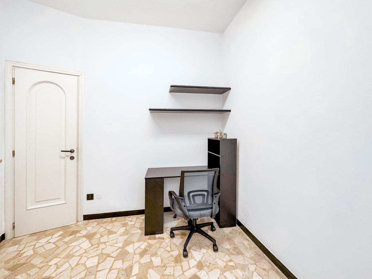Private Parking A Due Passi Dalla Stazione